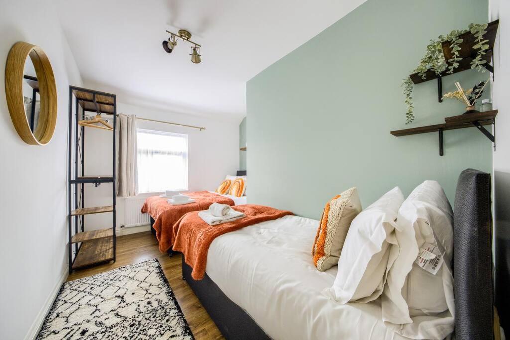 Low Rate For A 4-Bedroom House In Coventry With Free Unlimited Wi-Fi 2 Car Parking 53 Qmc Exterior photo